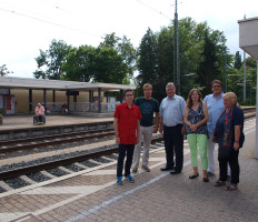 Für Rollstuhlfahrer unüberwindbar: Der Weg vom Bahnhof zum Bahnsteig